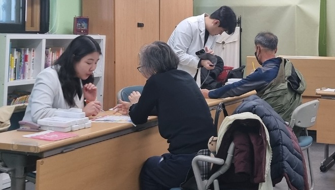 건강 취약계층을 위해 마포구보건소는 찾아가는 건강상담실을 운영하고 있다..jpg